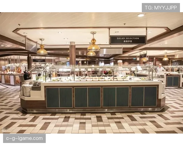 唐佳豪出门一身名牌，连快餐都得配专属甜点？